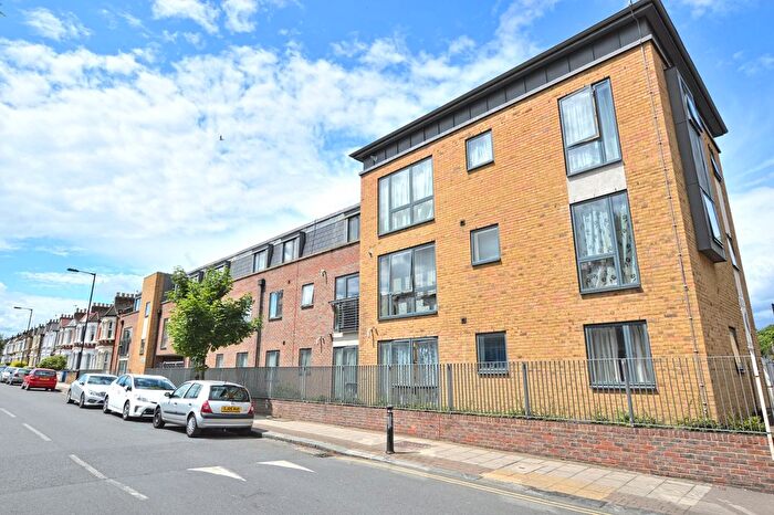 2 Bedroom Flat To Rent In Mackenzie Court, Ivydale Road London, SE15