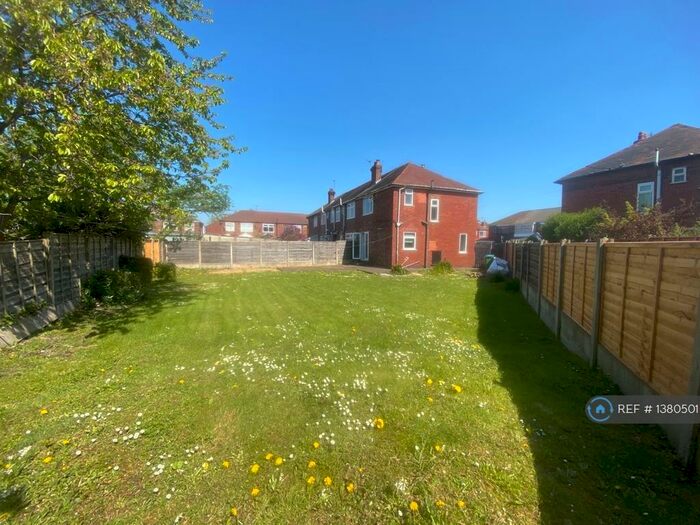 2 Bedroom Semi-Detached House To Rent In Myrtle Grove, Droylsden, Manchester, M43