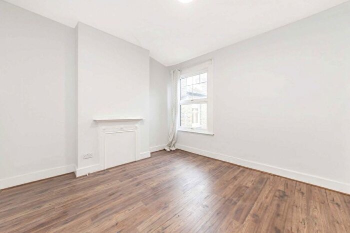 4 Bedroom Flat To Rent In Wheatlands Road, Tooting, SW17