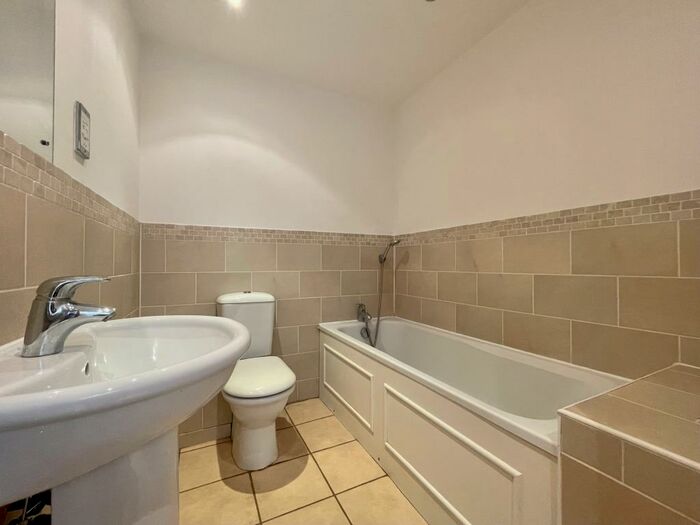 3 Bedroom Apartment To Rent In West Buildings, Worthing, BN11