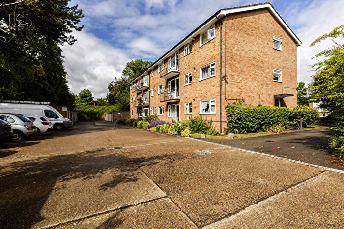 2 Bedroom Apartment To Rent In Lovelace Gardens, Surbiton, KT6