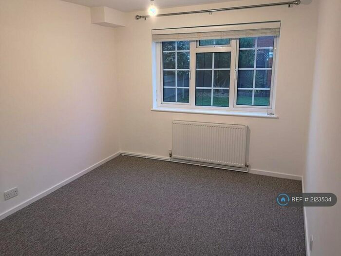 1 Bedroom Flat To Rent In Delaporte Close, Epsom, KT17