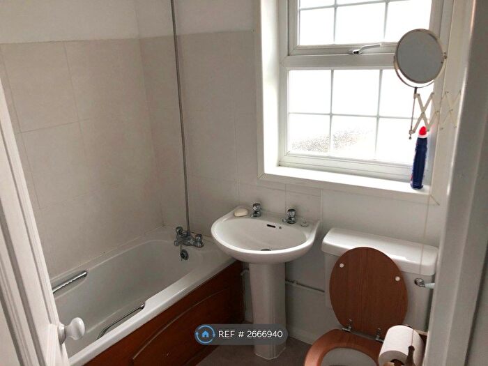 1 Bedroom Flat To Rent In High Street, Newport Pagnell, MK16