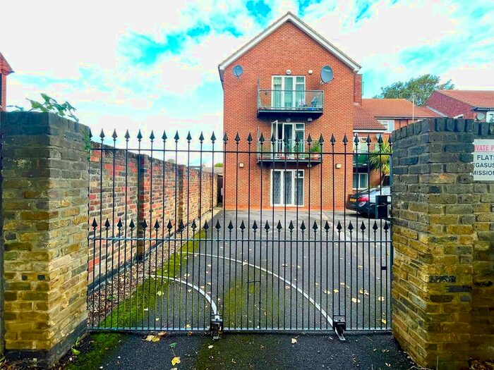 2 Bedroom Flat To Rent In Mission Grove, Walthamstow, London, E17