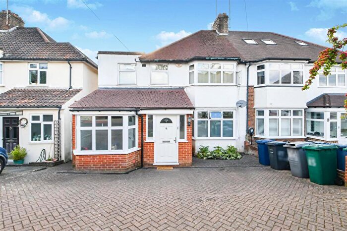 3 Bedroom Semi Detached House For Sale In Wentworth Avenue, Finchley, N3