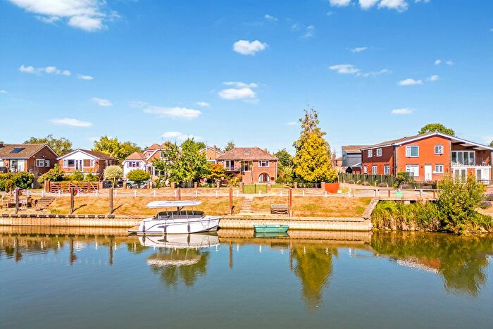 4 Bedroom Detached House For Sale In River Gardens, Purley On Thames, RG8