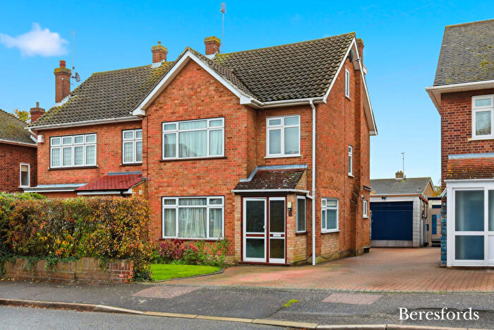 4 Bedroom Semi Detached House For Sale In Chelmer Drive, Hutton, CM13