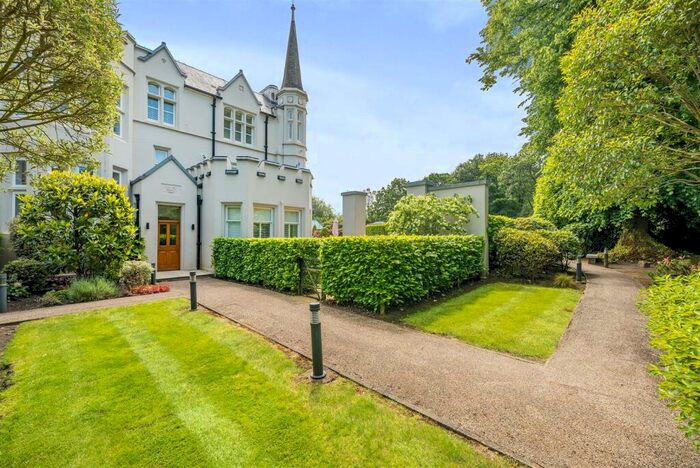 3 Bedroom Apartment For Sale In Woodland Way, Kingswood, KT20