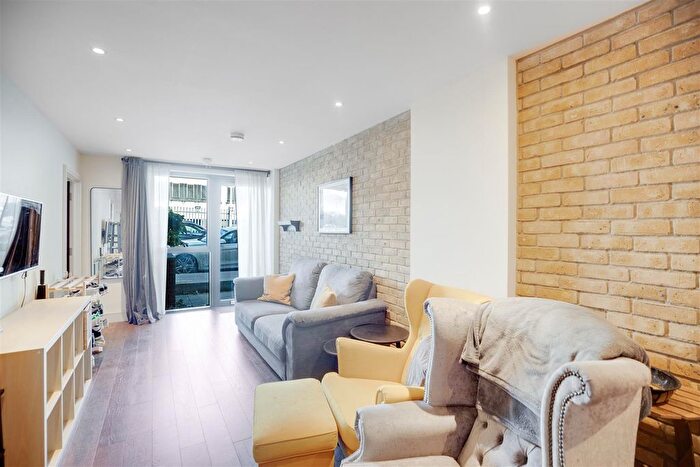 3 Bedroom Flat For Sale In Turner Street, Canning Town, E16
