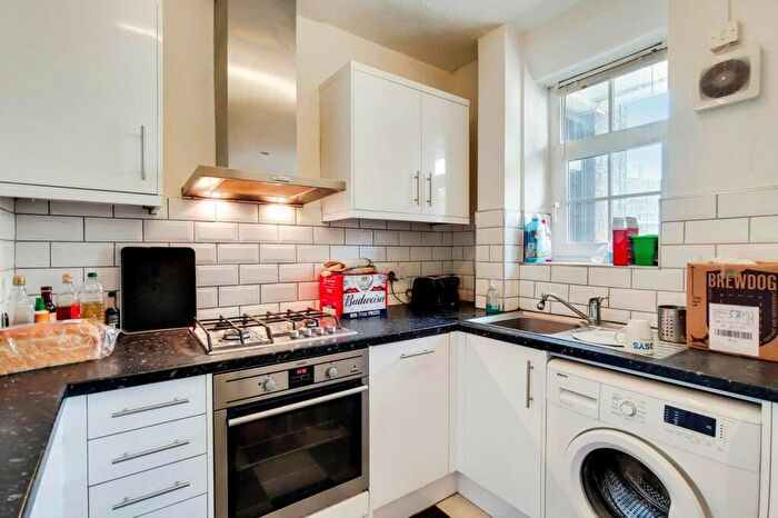 3 Bedroom Flat To Rent In Kennington Park Road, Kennington, London, SE11