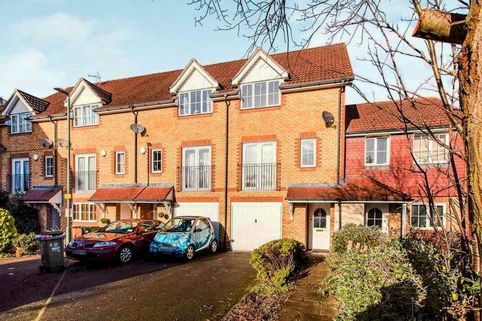 3 Bedroom Semi-Detached House To Rent In Bascombe Grove, Crayford, DA1