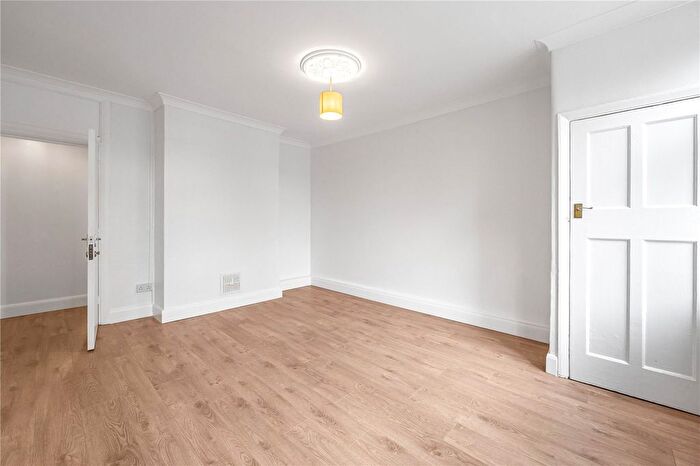 2 Bedroom Flat To Rent In Alexandra Gardens, London, W4