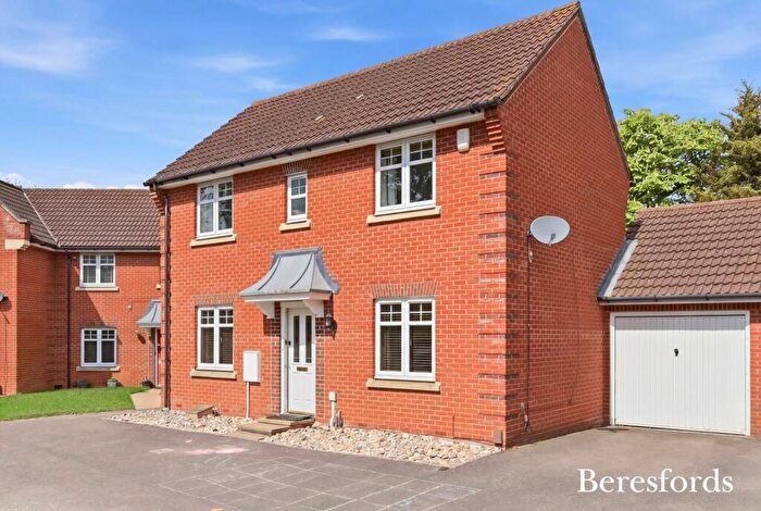 3 Bedroom Detached House For Sale In Oxford Close, Gidea Park, RM2