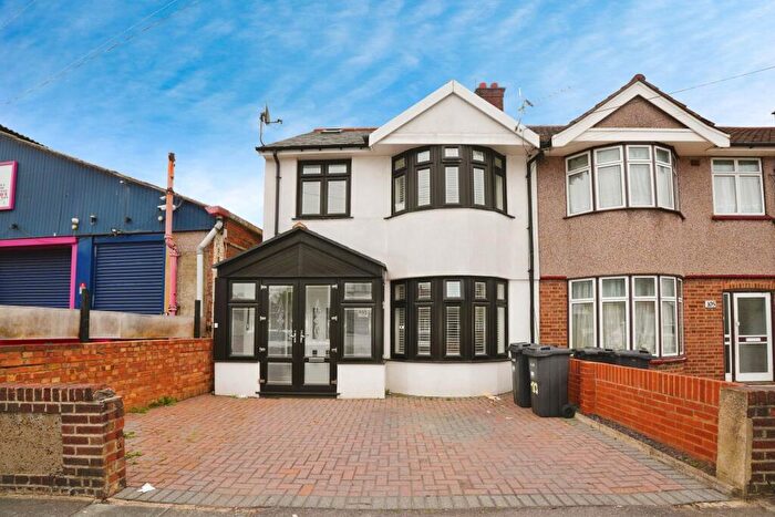4 Bedroom End Of Terrace House For Sale In Sunnyside Road, Ilford, IG1