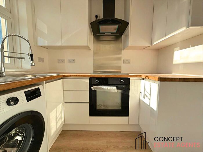 2 Bedroom Flat To Rent In North Gardens, Colliers Wood, SW19