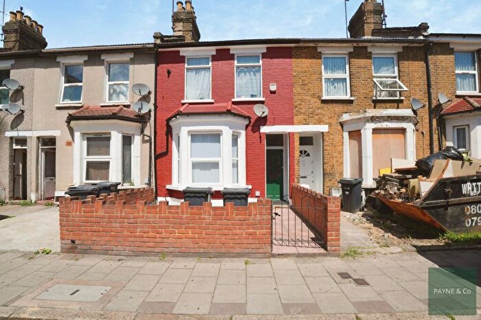 2 Bedroom Flat For Sale In Ley Street, Ilford, IG1
