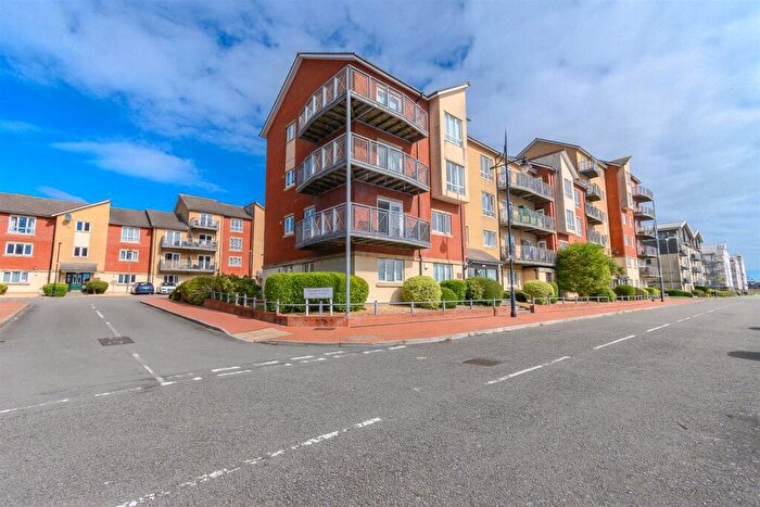3 Bedroom Flat For Sale In Y Rhodfa, Barry, CF63