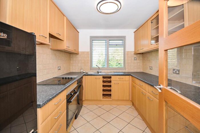 2 Bedroom Flat To Rent In Kemnal Road Chislehurst, BR7