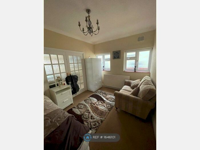 1 Bedroom Flat To Rent In Tomswood Road, Chigwell, IG7