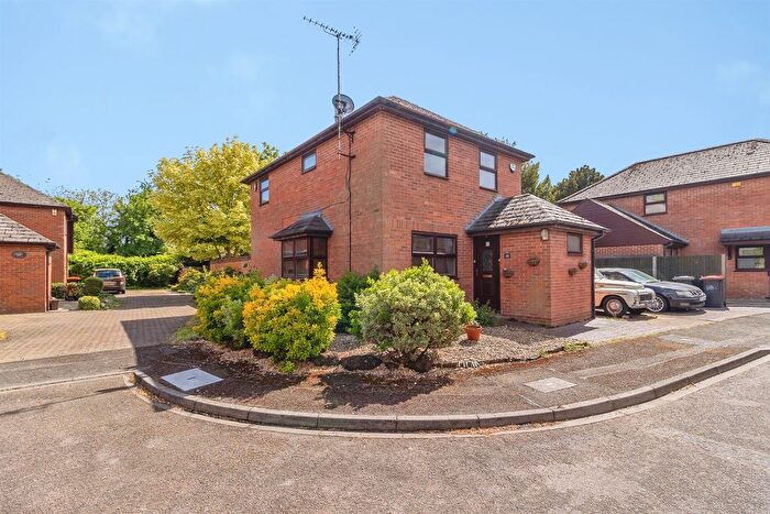 4 Bedroom Detached House For Sale In Lovent Drive, Leighton Buzzard, LU7