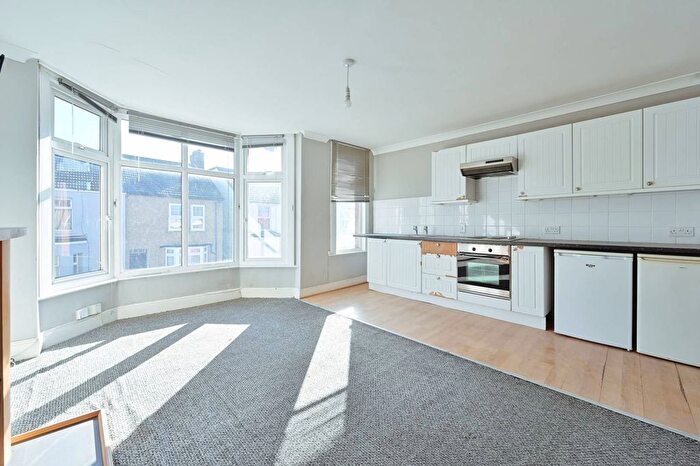 2 Bedroom Flat To Rent In Cassio Road, Watford, WD18