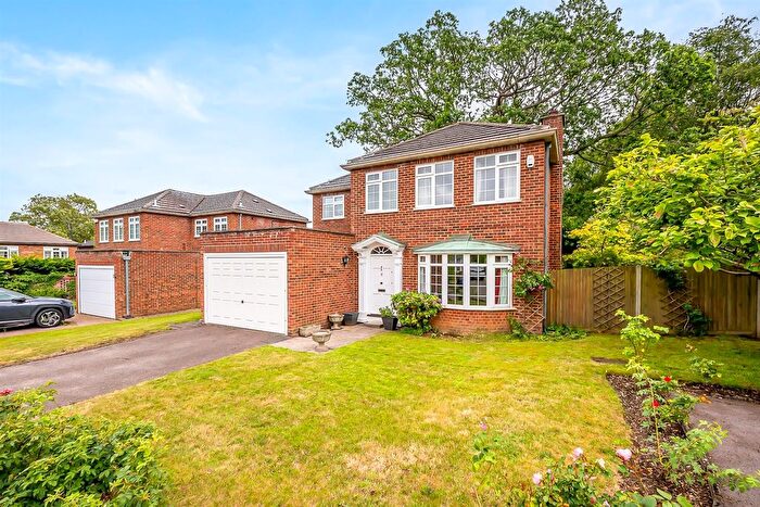 4 Bedroom Detached House For Sale In Cairndale Close, Sundride Park, Bromley, BR1