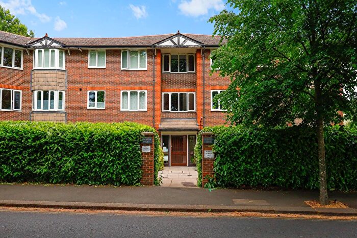 2 Bedroom Flat To Rent In Queens Drive, London, W3