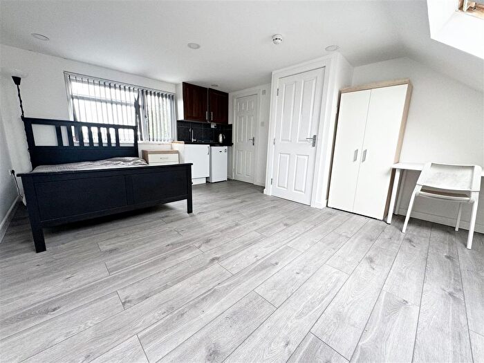 Studio To Rent In Berkeley Avenue, Hounslow, TW4