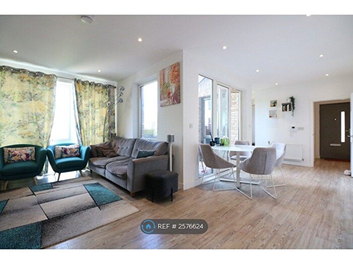 3 Bedroom Flat To Rent In Orchid Mews, London, NW10