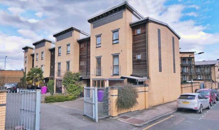 4 Bedroom Town House To Rent In Indigo Mews, Ashton Street, Poplar, Canary Wharf, London, E14