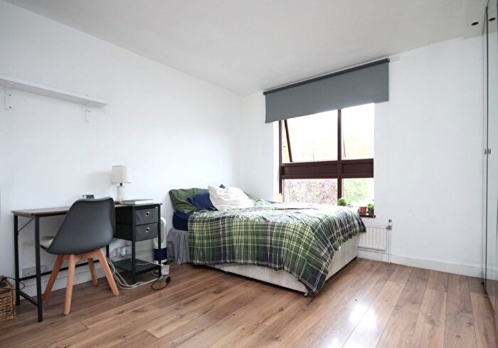 3 Bedroom Flat To Rent In Julian Court, Camden Road, Camden Town, NW1