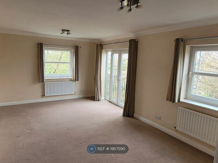 2 Bedroom Flat To Rent In Beacon Hill, Woking, GU21