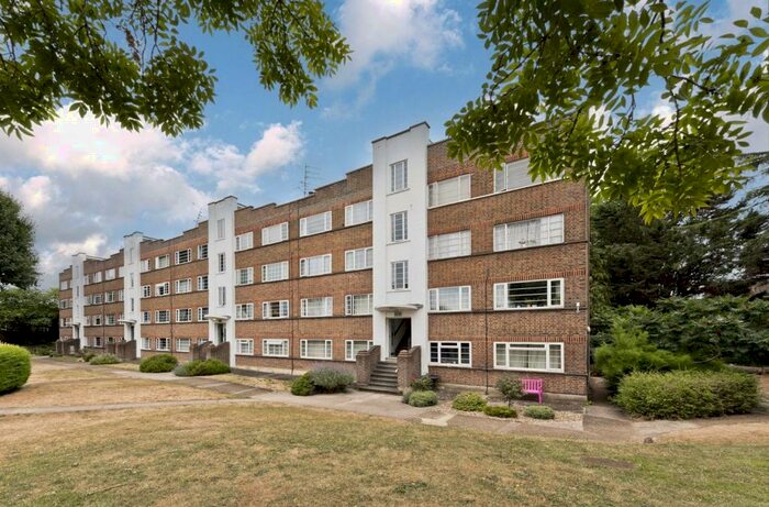 2 Bedroom Flat To Rent In Park Road, Hampton Wick, Kingston Upon Thames, KT1