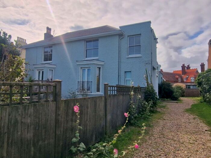 Apartment To Rent In The Beach, Deal, CT14