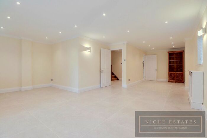 4 Bedroom Detached House To Rent In The Avenue, London, N3