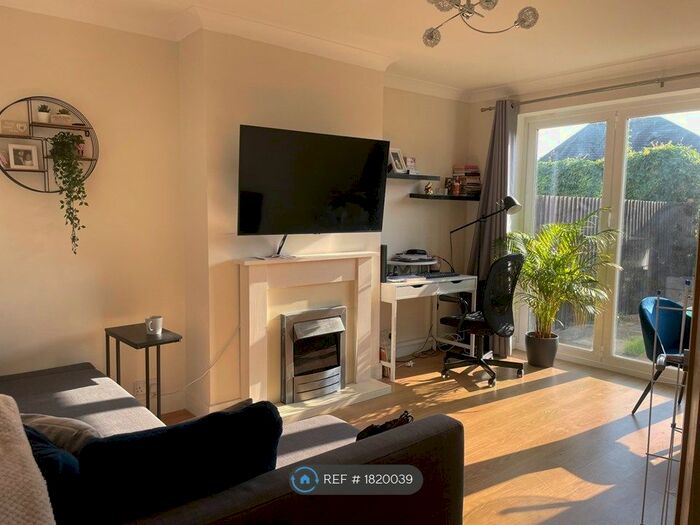 2 Bedroom Maisonette To Rent In Poundfield, Watford, WD25