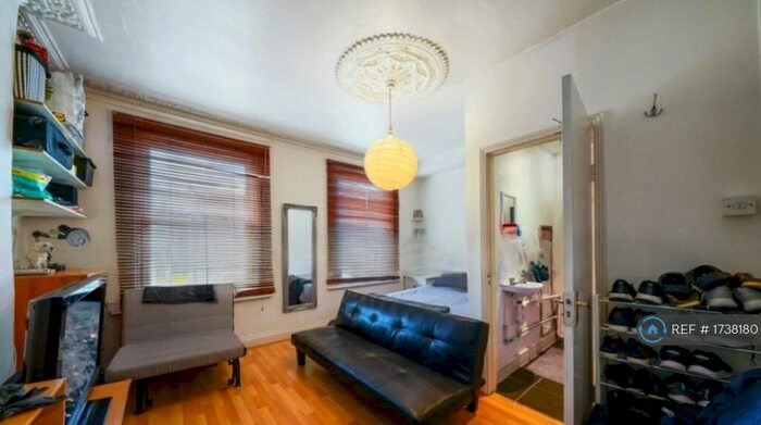 Studio To Rent In Hornsey Park Road, London, N8