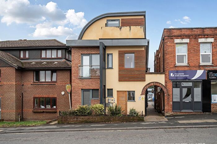 1 Bedroom Flat For Sale In Reading Road South, Fleet, Hampshire, GU52