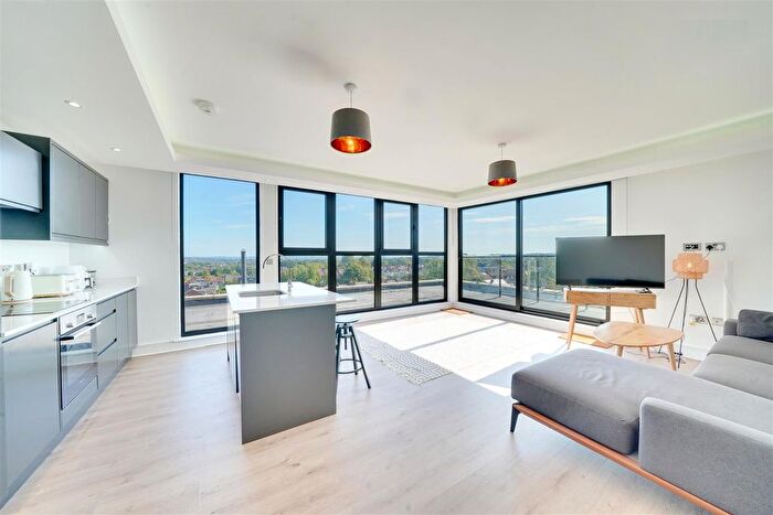 2 Bedroom Flat For Sale In High Road, London, N12