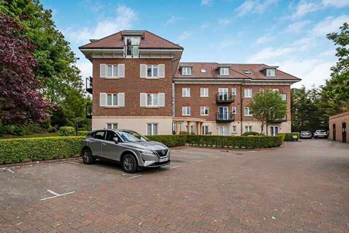 2 Bedroom Flat For Sale In Maplewood Court, Woodthorpe Road, Ashford, TW15