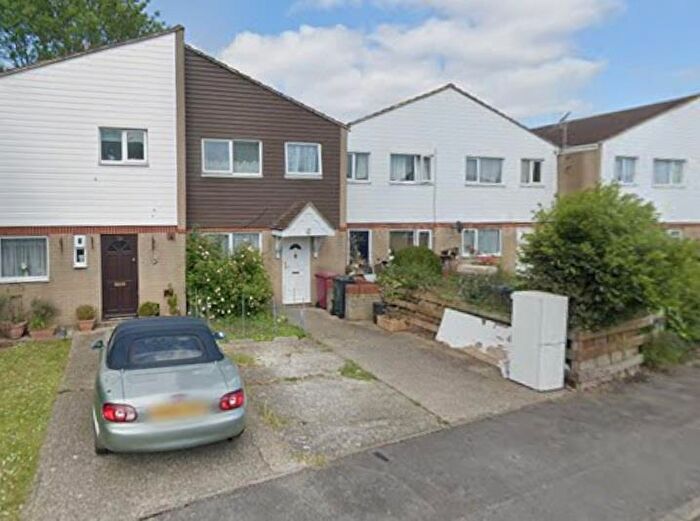 3 Bedroom Terraced House To Rent In Heroes Walk, Reading, RG2