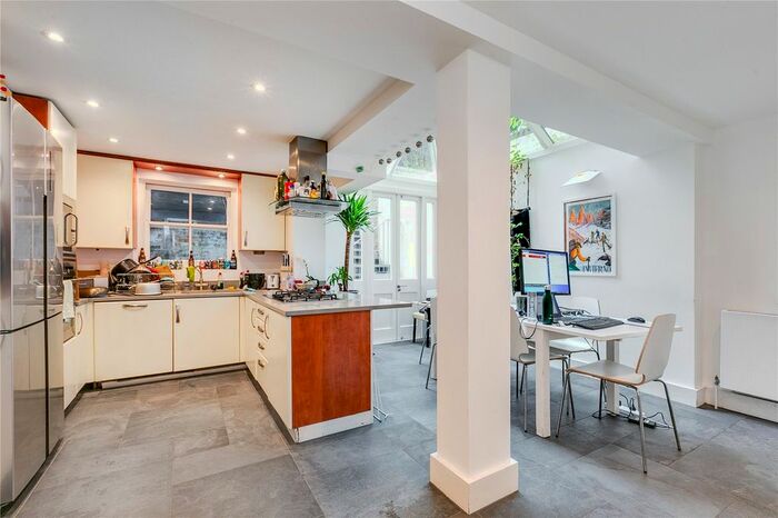 3 Bedroom Flat To Rent In Kempsford Gardens, Earls Court, London, SW5