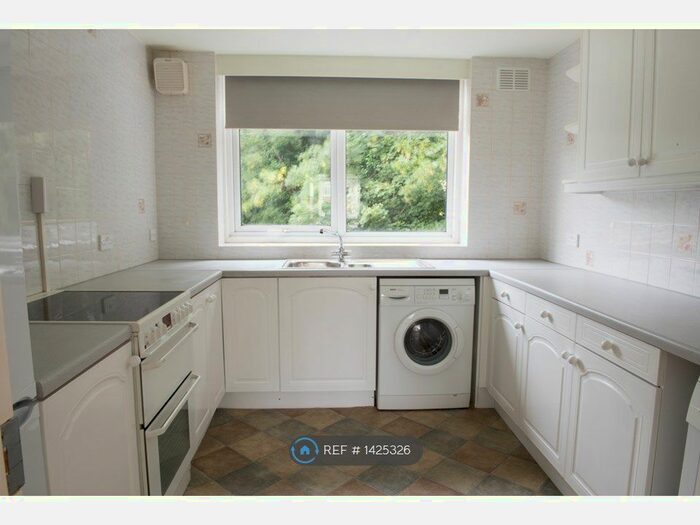 2 Bedroom Flat To Rent In Bourne Way, Bromley, BR2