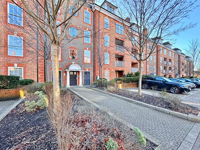 2 Bedroom Flat For Sale In Ashridge Close, London, N3