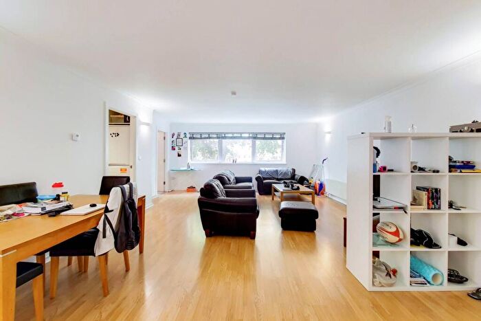 2 Bedroom Flat For Sale In Albert Road, Silvertown, London, E16