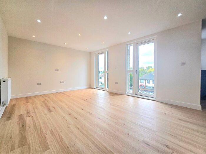 3 Bedroom Flat To Rent In Norbury Avenue, London, SW16