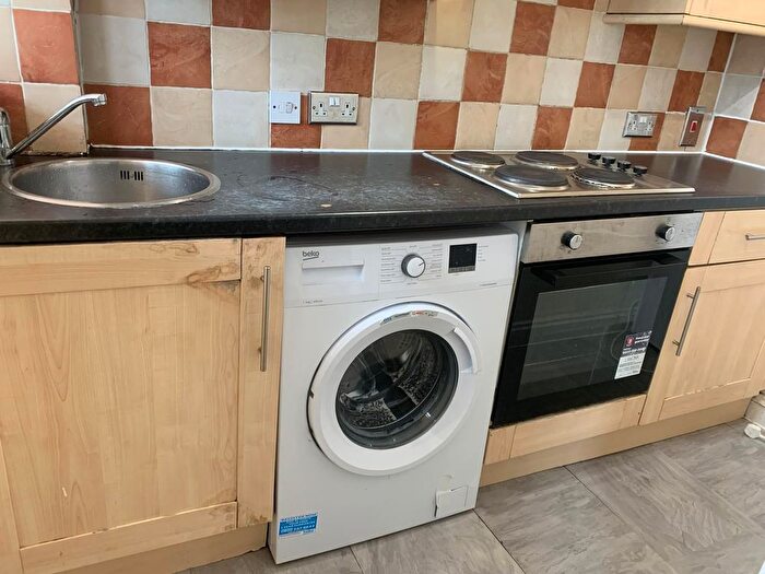 3 Bedroom Flat To Rent In Mill Gardens, - Mill Street, Luton, LU1