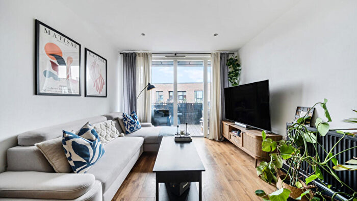2 Bedroom Flat For Sale In Whiston Road, Haggerston, E2
