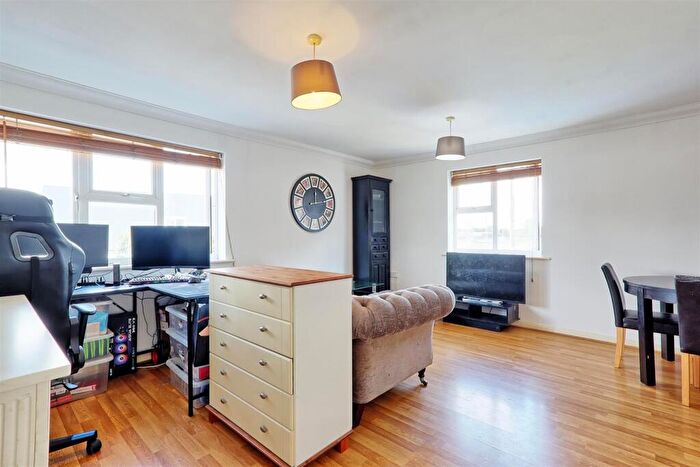 2 Bedroom Apartment For Sale In Swan Lane, Wickford, SS11