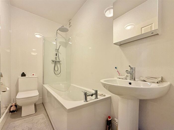 1 Bedroom Flat For Sale In Higher Manor Road, Brixham, TQ5